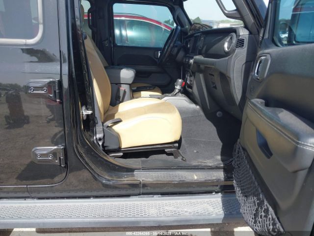 1C4HJXEG4JW237670 Jeep Wrangler Unlimited Sahara 4x4