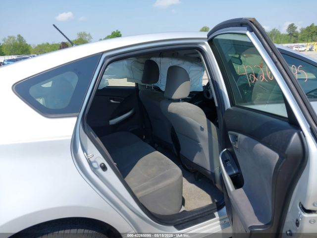 JTDKN3DU5E1811948 Toyota Prius Two