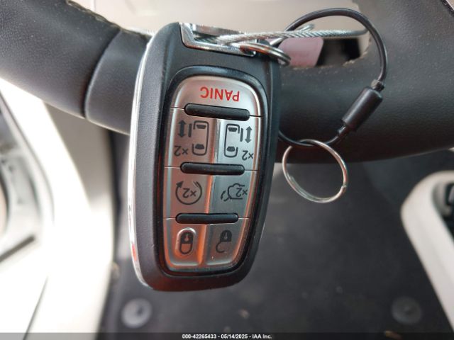 2C4RC1CG5PR613387 Chrysler Voyager Lx