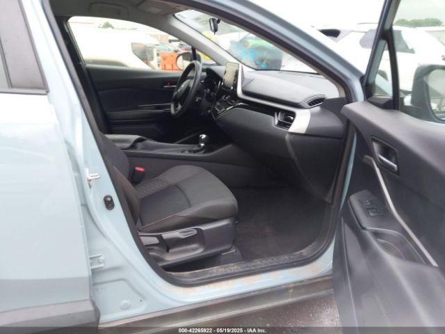 JTNKHMBX2L1073111 Toyota C-HR LE