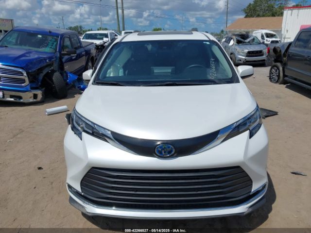 5TDYRKECXNS074912 Toyota SIENNA XLE