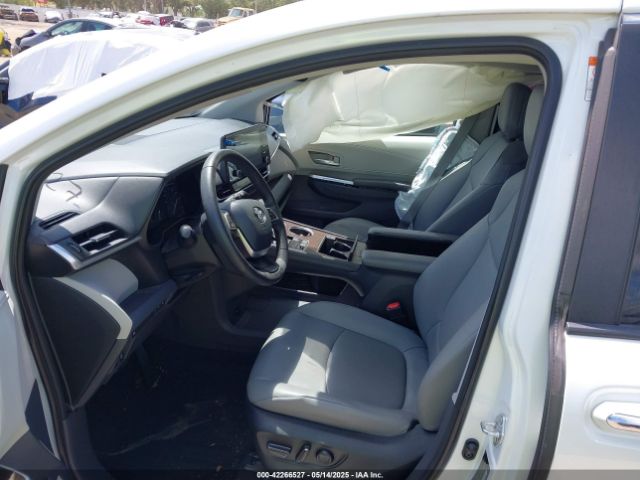 5TDYRKECXNS074912 Toyota SIENNA XLE