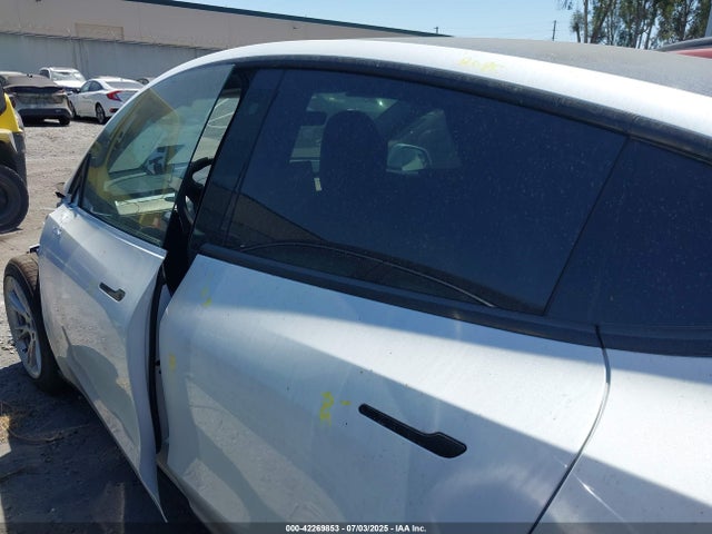 5YJYGDEE9LF015631 Tesla Model Y
