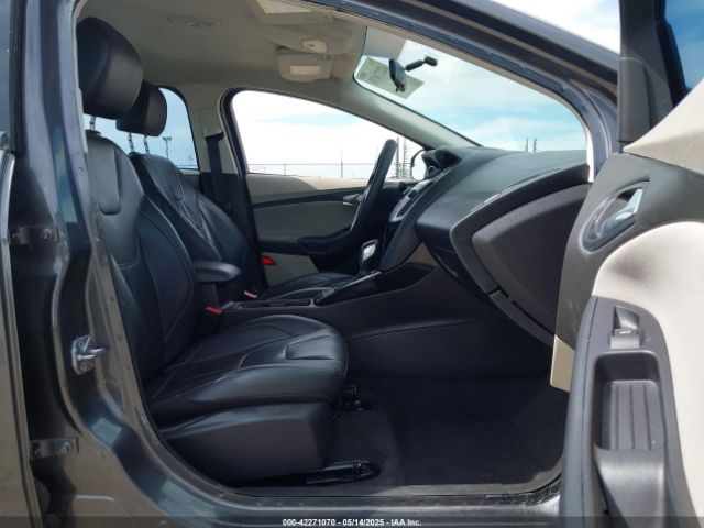 1FADP3F20JL327186 Ford FOCUS SE