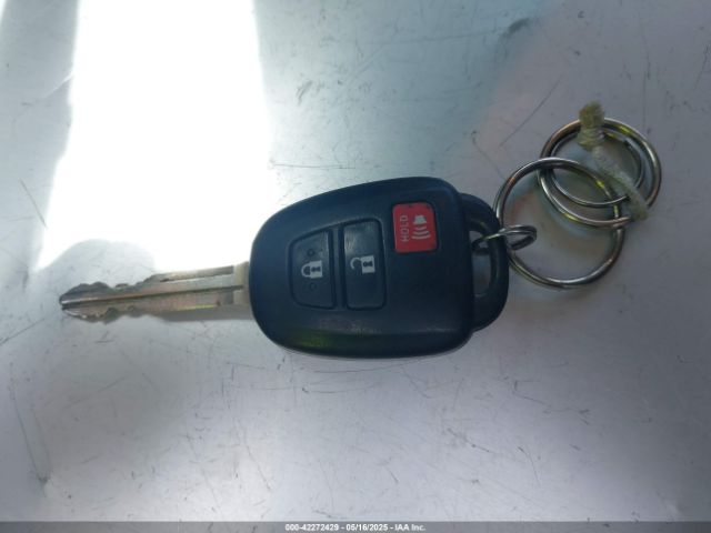 JTDKDTB3XE1564990 Toyota Prius C One