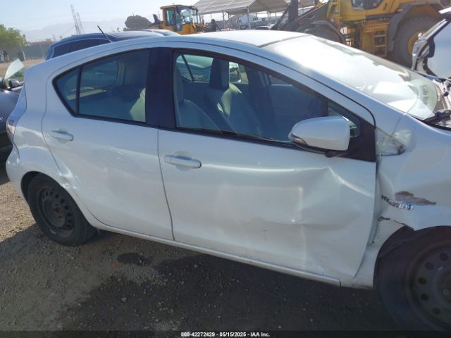 JTDKDTB3XE1564990 Toyota Prius C One