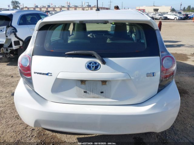 JTDKDTB3XE1564990 Toyota Prius C One