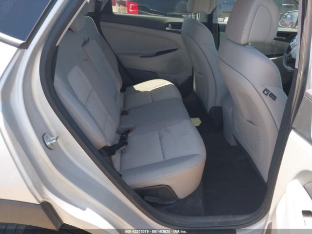 KM8J23A49HU354696 Hyundai TUCSON SE