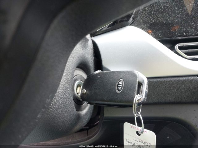 KNDCB3LC8L5420417 KIA NIRO LX