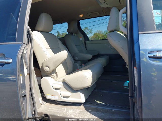 5TDDZ3DC4HS156287 Toyota Sienna Xle Premium 7 Passenger