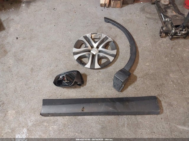 JTMBFREVXJJ732745 Toyota RAV4 LE