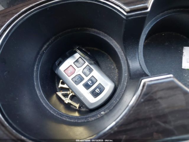 5TDYK3DC6FS561960 Toyota Sienna Xle 8 Passenger