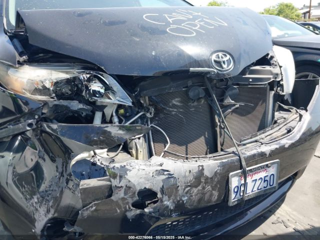 5TDYK3DC6FS561960 Toyota Sienna Xle 8 Passenger