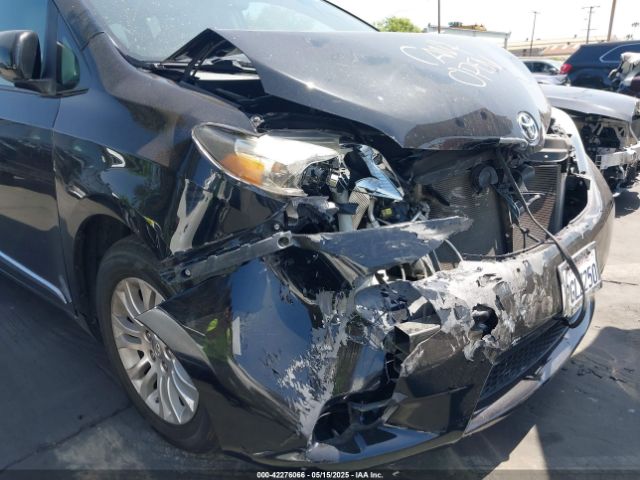 5TDYK3DC6FS561960 Toyota Sienna Xle 8 Passenger