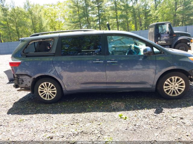 5TDYZ3DC0HS785627 Toyota Sienna Xle 8 Passenger