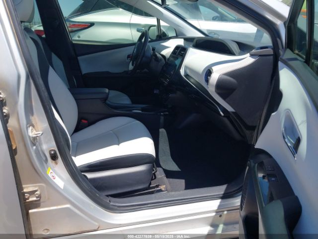 JTDKARFUXG3011181 Toyota Prius Three Touring
