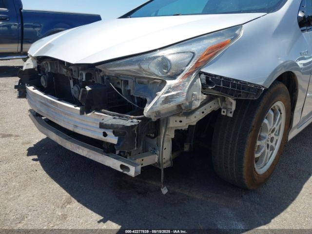 JTDKARFUXG3011181 Toyota Prius Three Touring