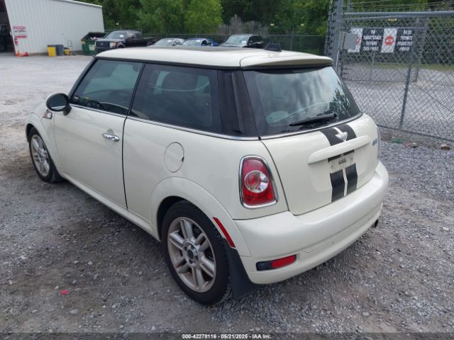 2011 MINI COOPER WMWSU3C53BT182779 Photo 2