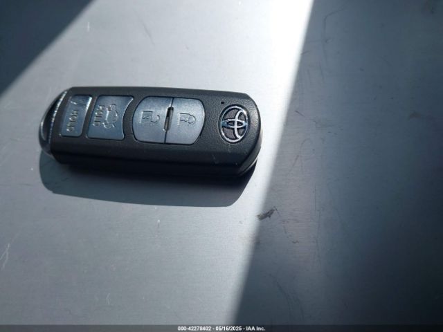 3MYDLBYV2KY520621 Toyota YARIS L