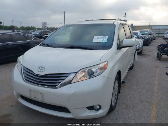 5TDYZ3DC9HS776179 Toyota Sienna Xle 8 Passenger