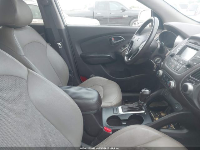 KM8JU3AG2FU048893 Hyundai TUCSON SE