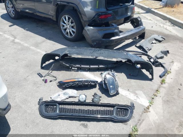 1C4PJLCXXJD588361 Jeep Cherokee Latitude Tech Connect Fwd