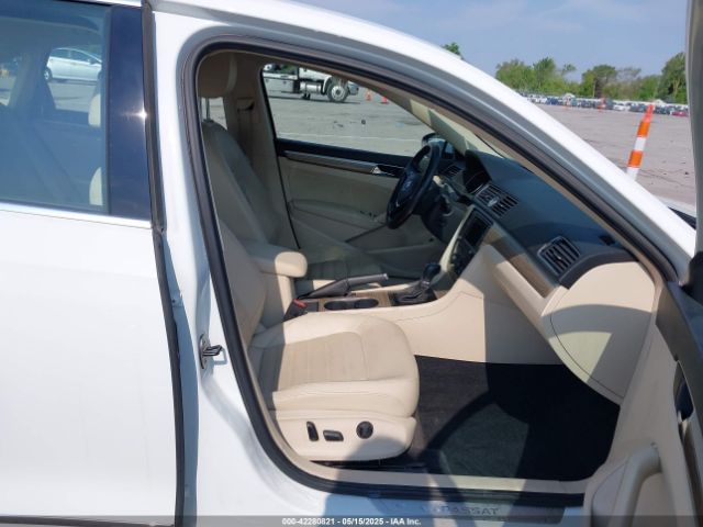 1VWCT7A37GC066119 Volkswagen Passat 1.8t Sel