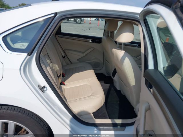 1VWCT7A37GC066119 Volkswagen Passat 1.8t Sel