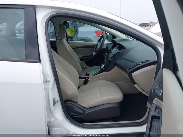 Ford 2016 2016 1FADP3K29GL298155 Image 5