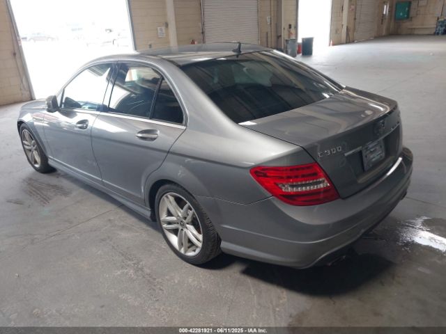 2012 MERCEDES-BENZ C 300 WDDGF8BB2CR226900 Photo 2