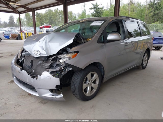 5TDKZ3DC4HS828226 Toyota Sienna Le 8 Passenger
