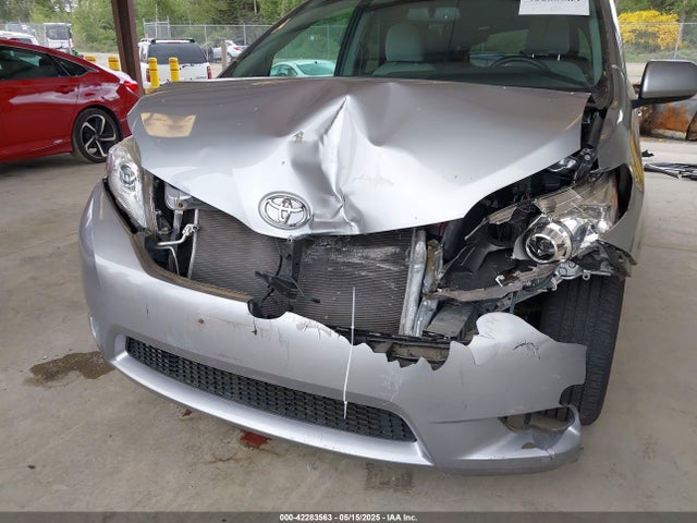 5TDKZ3DC4HS828226 Toyota Sienna Le 8 Passenger
