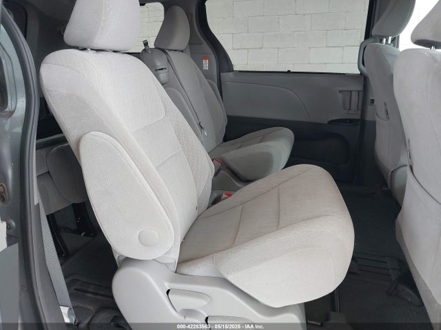 5TDKZ3DC4HS828226 Toyota Sienna Le 8 Passenger