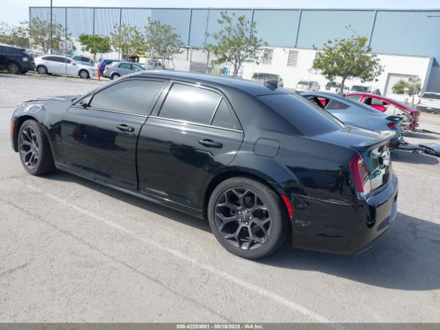2019 CHRYSLER 300 2C3CCABG5KH648229 Photo 2