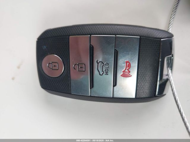 KNDCB3LC3H5060030 KIA NIRO LX