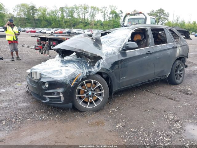 2018 BMW X5 5UXKR6C56J0U15798 Photo 1