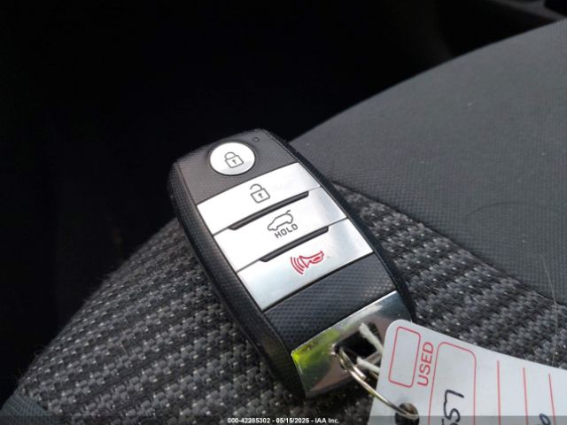 KNDCB3LC3K5282557 KIA NIRO LX