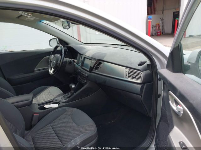 KNDCB3LC3K5282557 KIA NIRO LX