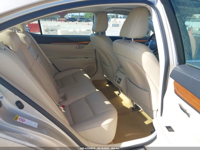 JTHBW1GG6E2045230 Lexus ES 300H