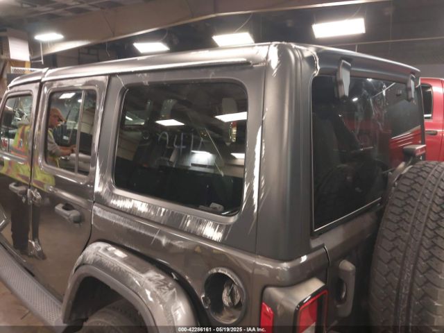 1C4HJXEN0JW193035 Jeep Wrangler Unlimited Sahara 4x4