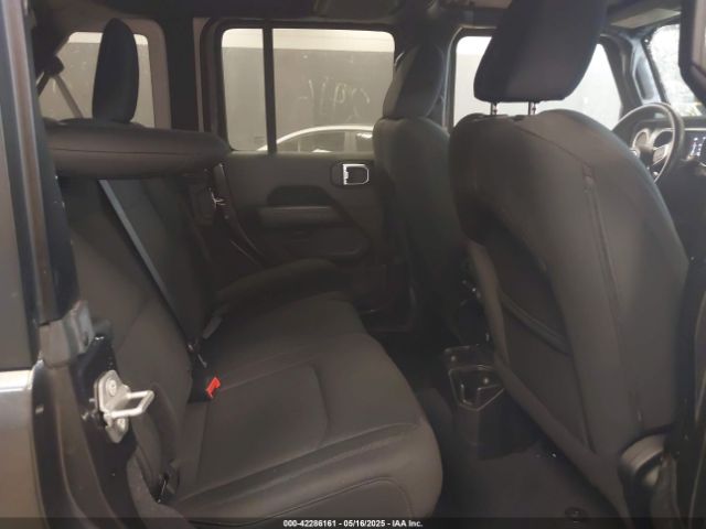 1C4HJXEN0JW193035 Jeep Wrangler Unlimited Sahara 4x4