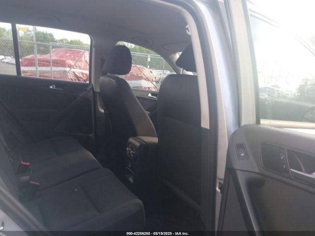 WVGBV7AX2FW586586 Volkswagen TIGUAN S