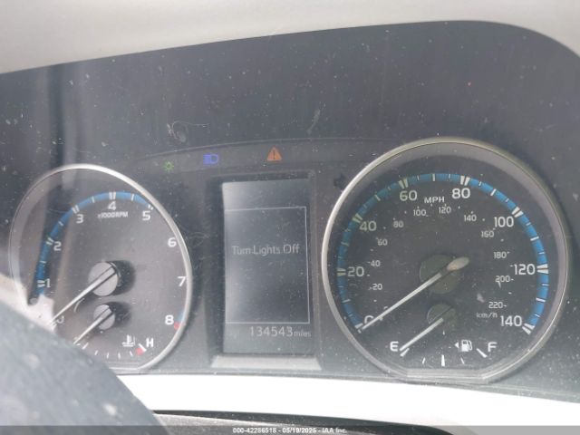 2T3BFREV8HW562476 Toyota RAV4 LE