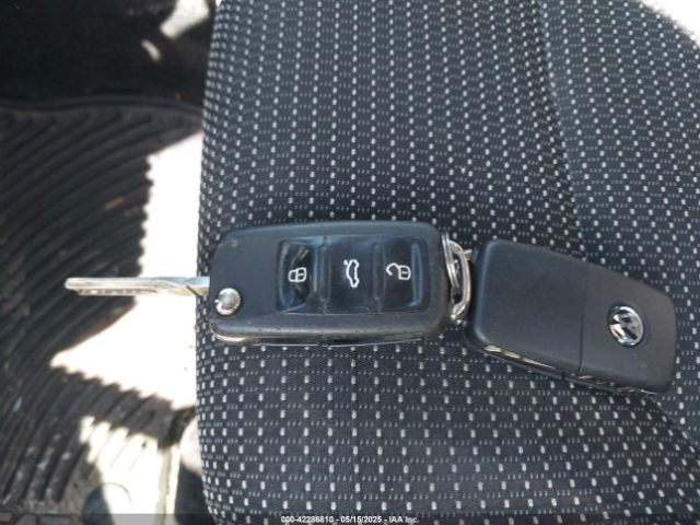 1VWAT7A39GC053251 Volkswagen Passat 1.8t S