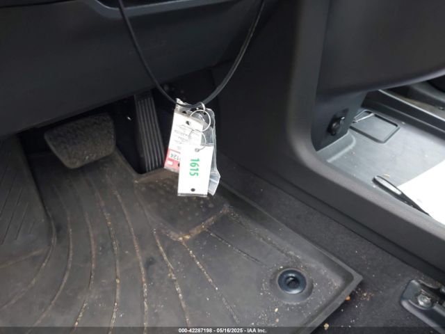5TDJRKEC3SS233492 Toyota SIENNA XLE
