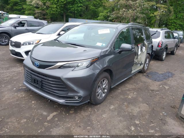 5TDJRKEC3SS233492 Toyota SIENNA XLE