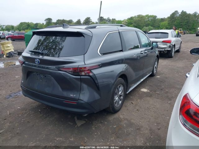 5TDJRKEC3SS233492 Toyota SIENNA XLE