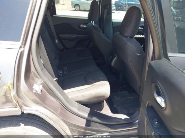 1C4PJLCS4GW233994 Jeep Cherokee Latitude
