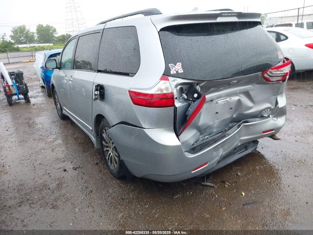 5TDYZ3DC2KS018742 Toyota Sienna Xle 8 Passenger