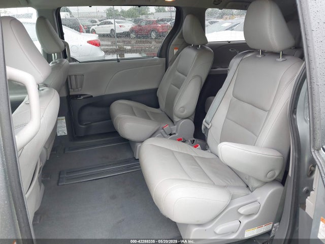 5TDYZ3DC2KS018742 Toyota Sienna Xle 8 Passenger